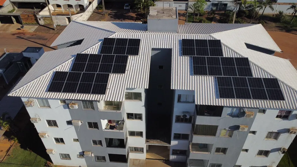 Prédio residencial com sistema solar